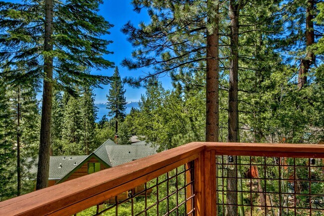 Building Photo - Gorgeous Lakeview! Pet Friendly w a Garage & AC!