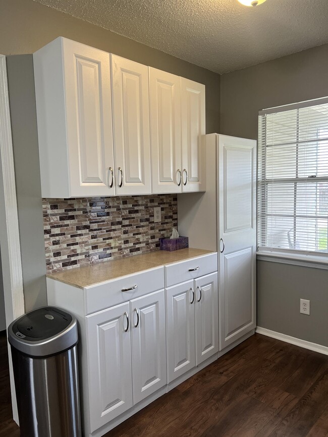 Building Photo - 1705 Deatsville Hwy