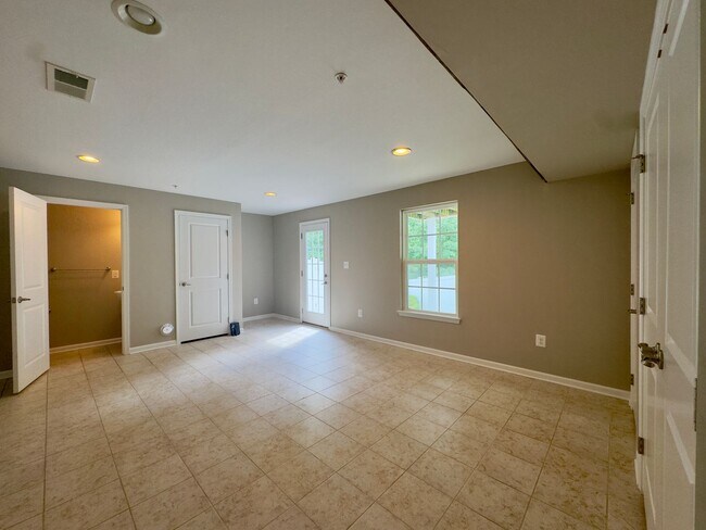 Building Photo - 1302 Dickinson Ct