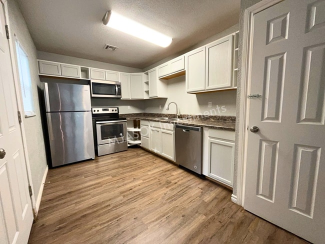 Building Photo - 3-Bed, 2-Bath Home Minutes from Fort Sill – Move-In Ready!