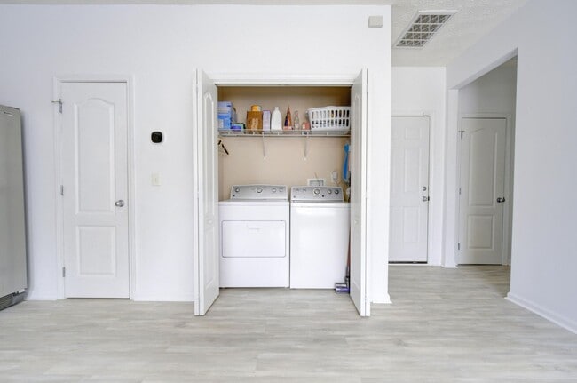 Building Photo - 3 Bedroom with a Fabulous Florida Room in ...