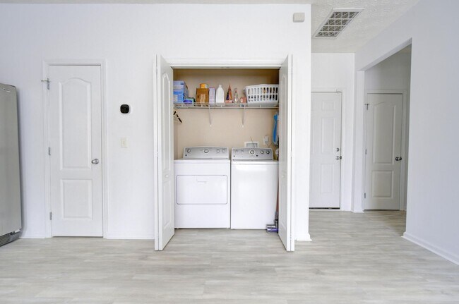 Building Photo - 3 Bedroom with a Fabulous Florida Room in Crestview!