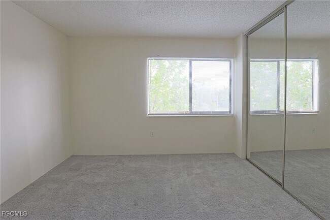 Building Photo - 5274 Cedarbend Dr