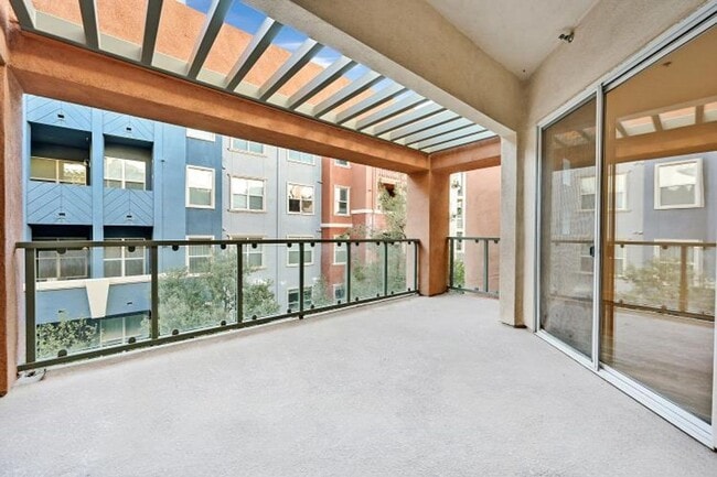 Building Photo - Beautifully Upgraded Park Avenue Condo Ava...
