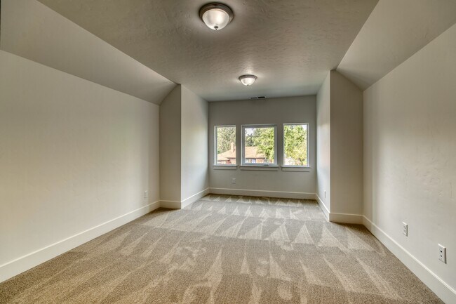 Building Photo - 1806 S Manitou Ave
