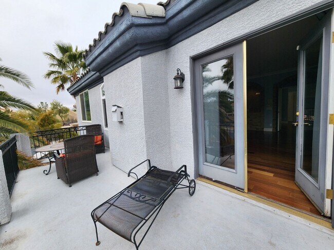 Building Photo - Entertainers Delight with minutes of shopping and restaurants