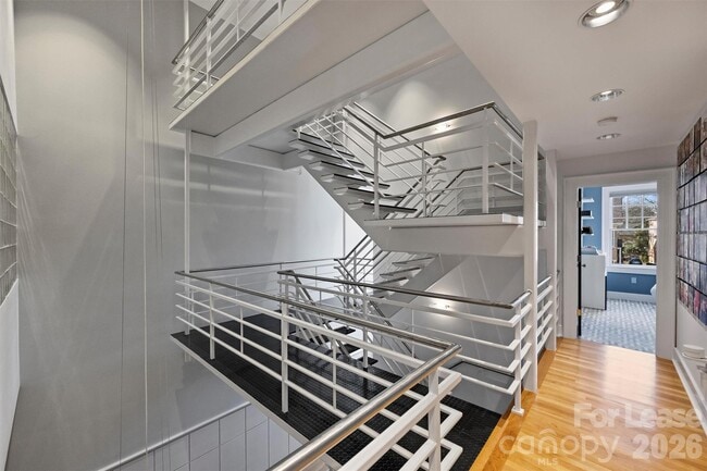 Building Photo - 1124 Dilworth Crescent Row