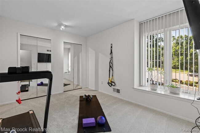 Building Photo - 704 Oakbrook Ridge Dr