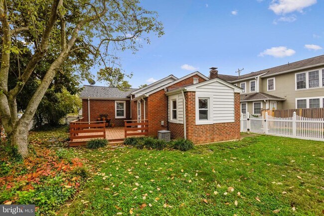 Building Photo - 214 E Monroe Ave