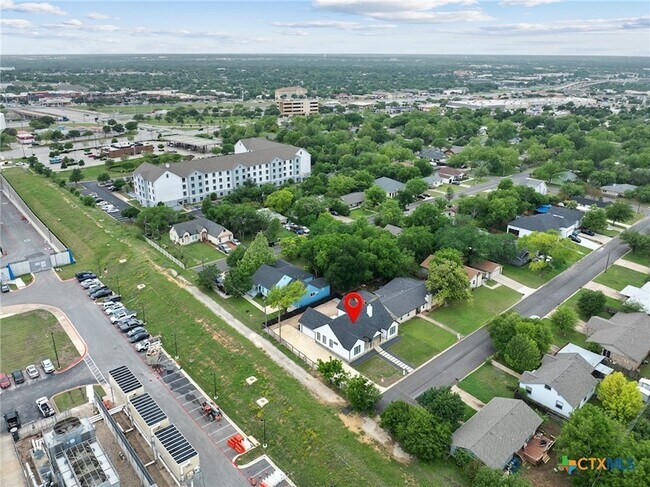 Building Photo - 2204 Magnolia Dr