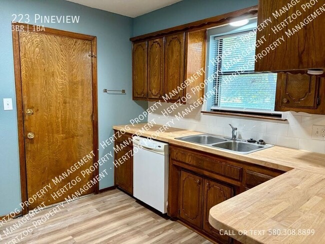 Building Photo - 223 Pineview-