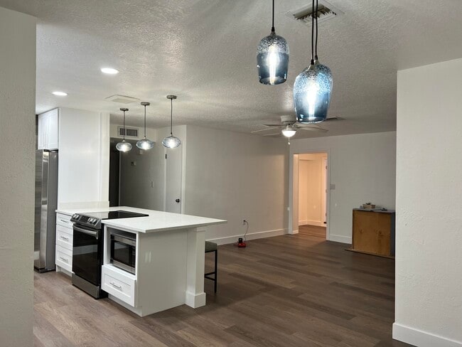 Building Photo - 1934 Wallace Ave