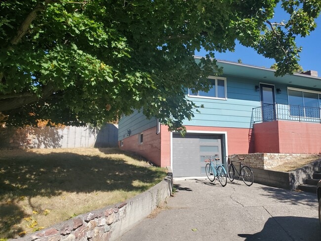 Building Photo - 514 N Yellowstone St