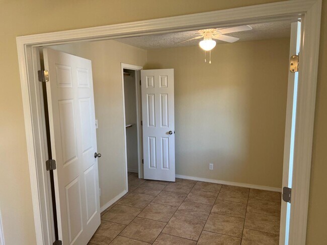 Building Photo - 1816 Buena Vista Dr SE