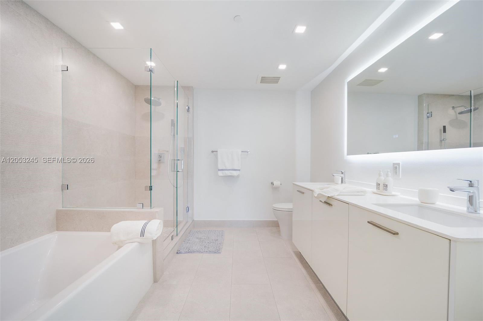 Building Photo - 1300 brickell bay Dr