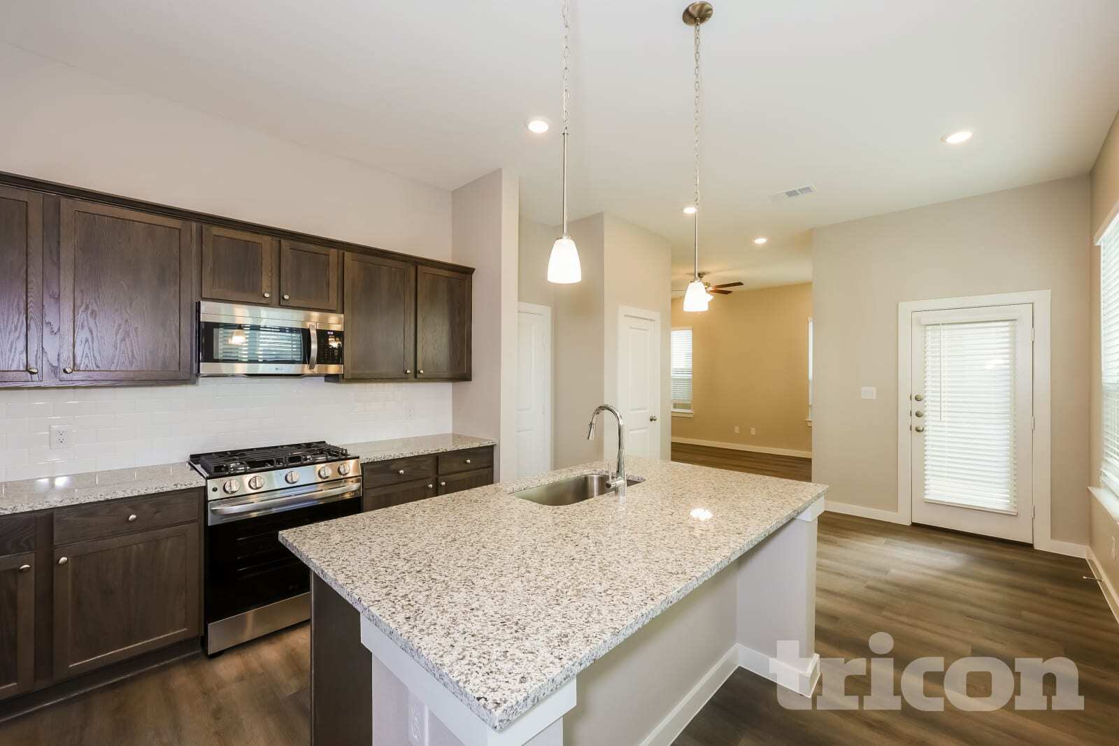 Building Photo - 858 Plum Ln