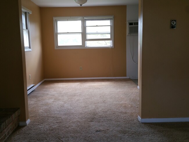 Building Photo - Spacious 3 Bedroom Townhome