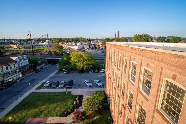 Building Photo - 149 Wilson St