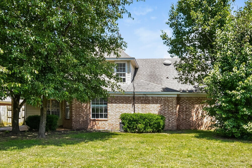 Building Photo - 10237 Green Moss Dr N