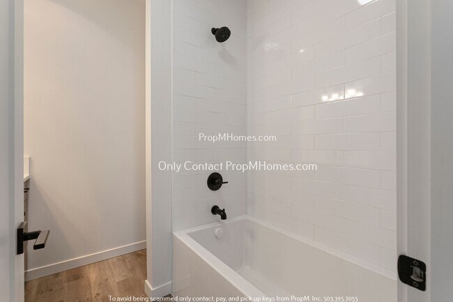 Building Photo - Modern Apartment in the Heart of NE! Half ...