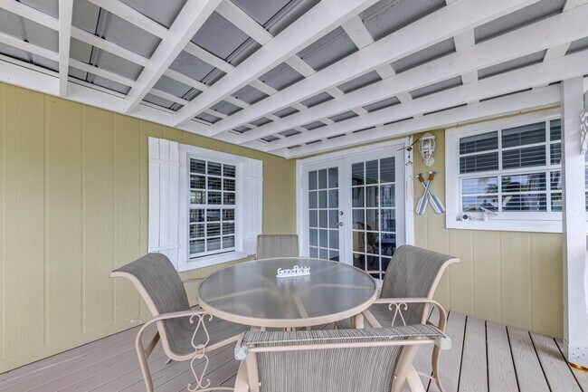 Building Photo - 394 Burton Dr