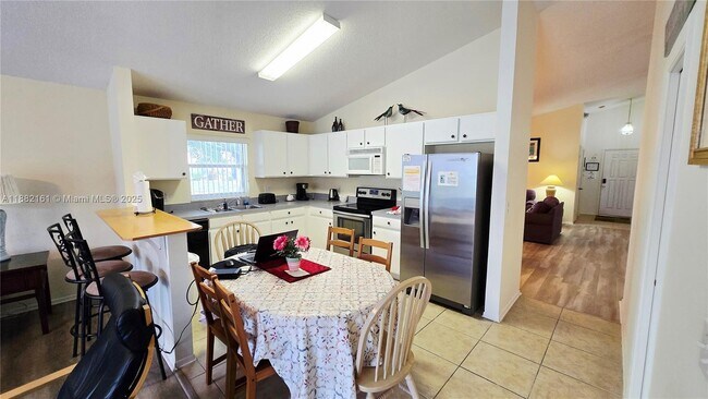 Building Photo - 550 Castlemain Cir