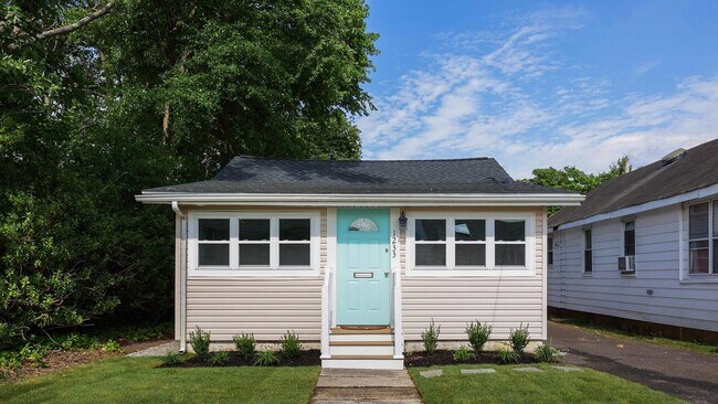 Building Photo - 1233 Oakwood Rd