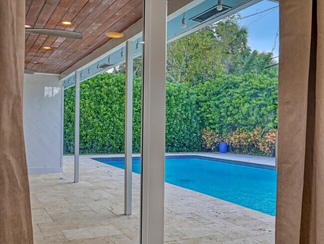 Building Photo - 1298 NW 4th St