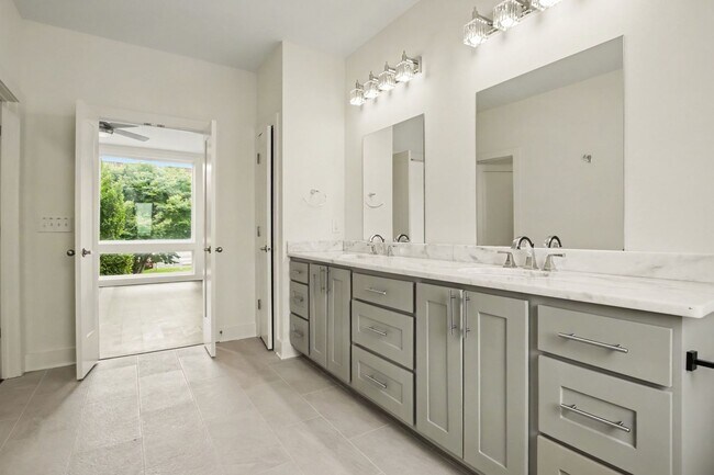 Building Photo - Newly Renovated Condominium