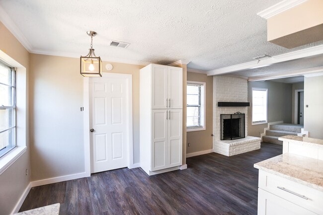 Building Photo - 502 Rosewood Dr