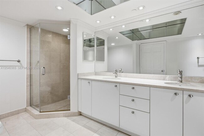 Building Photo - 16500 Collins Ave