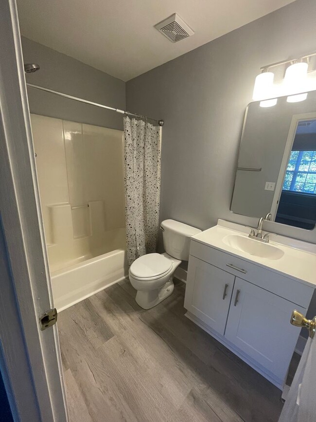Building Photo - Adorable 2 bedroom 2.5 bathroom townhome |...