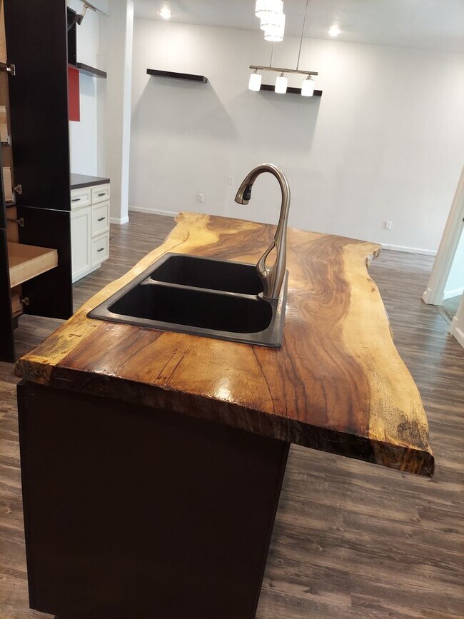 Building Photo - r221-7