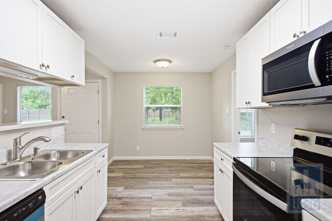 Building Photo - 13305 Waverly Ct