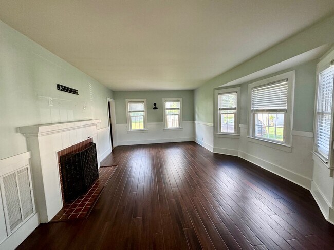 Building Photo - 129 Laurel Rd