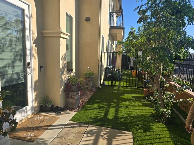 Building Photo - Fully Furnished 2 Bed, 2 Bath Townhome – 5...