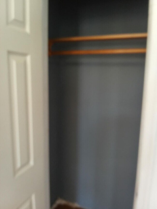 Building Photo - Large lovely 3BR, 1.5 bathroom home
