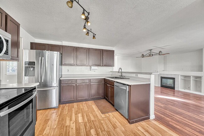 Building Photo - $3,250.00 - 5 Bed, 3.5 Bath Home in Aurora with in unit Laundry and Fenced in Yard!