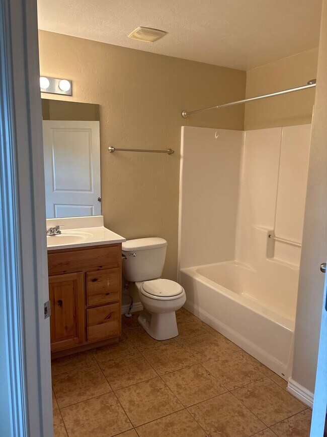 Building Photo - 3 Bedroom 2 Bathroom Townhome