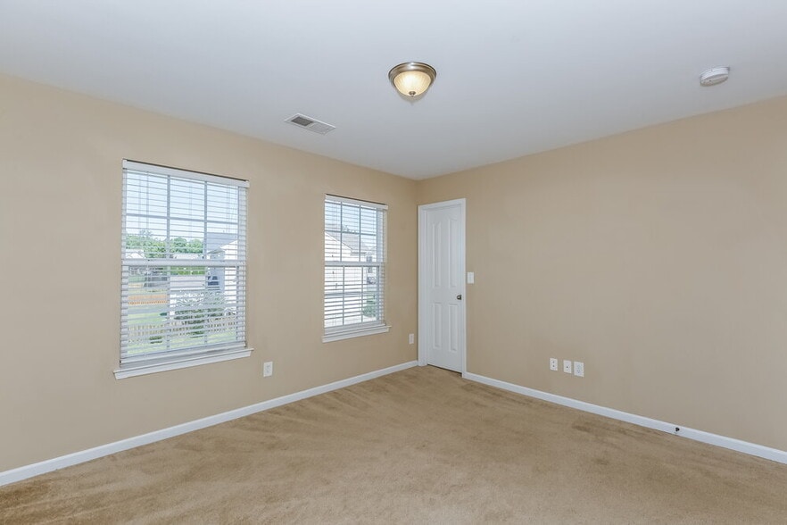 Building Photo - 3004 Centerview Dr