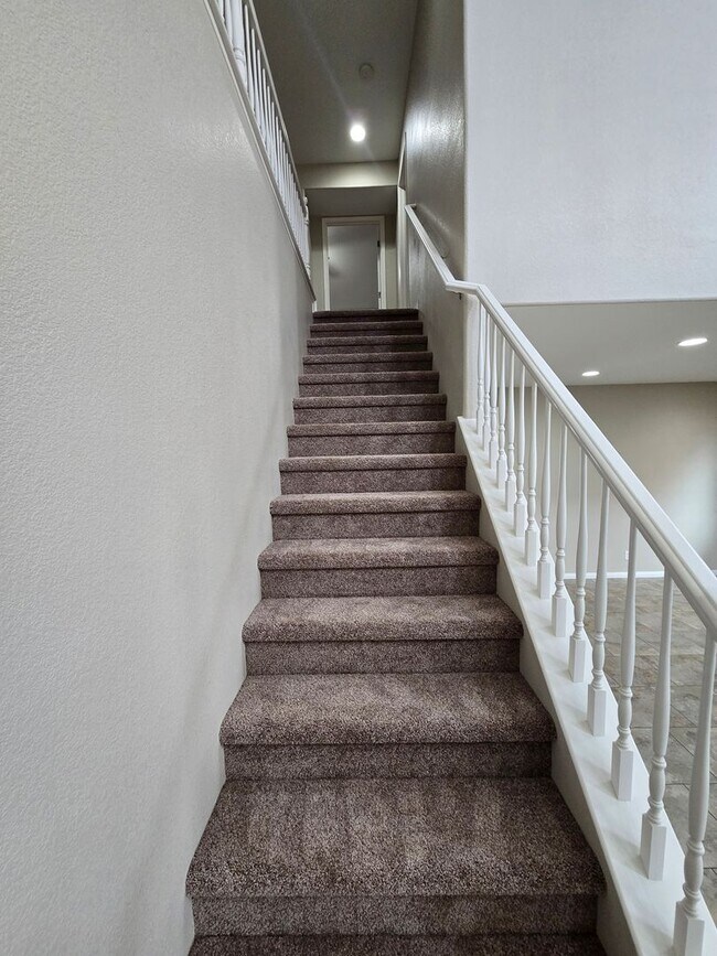 Building Photo - 4 BED, 2 1/2 BATH, 2 STORY HOME!!