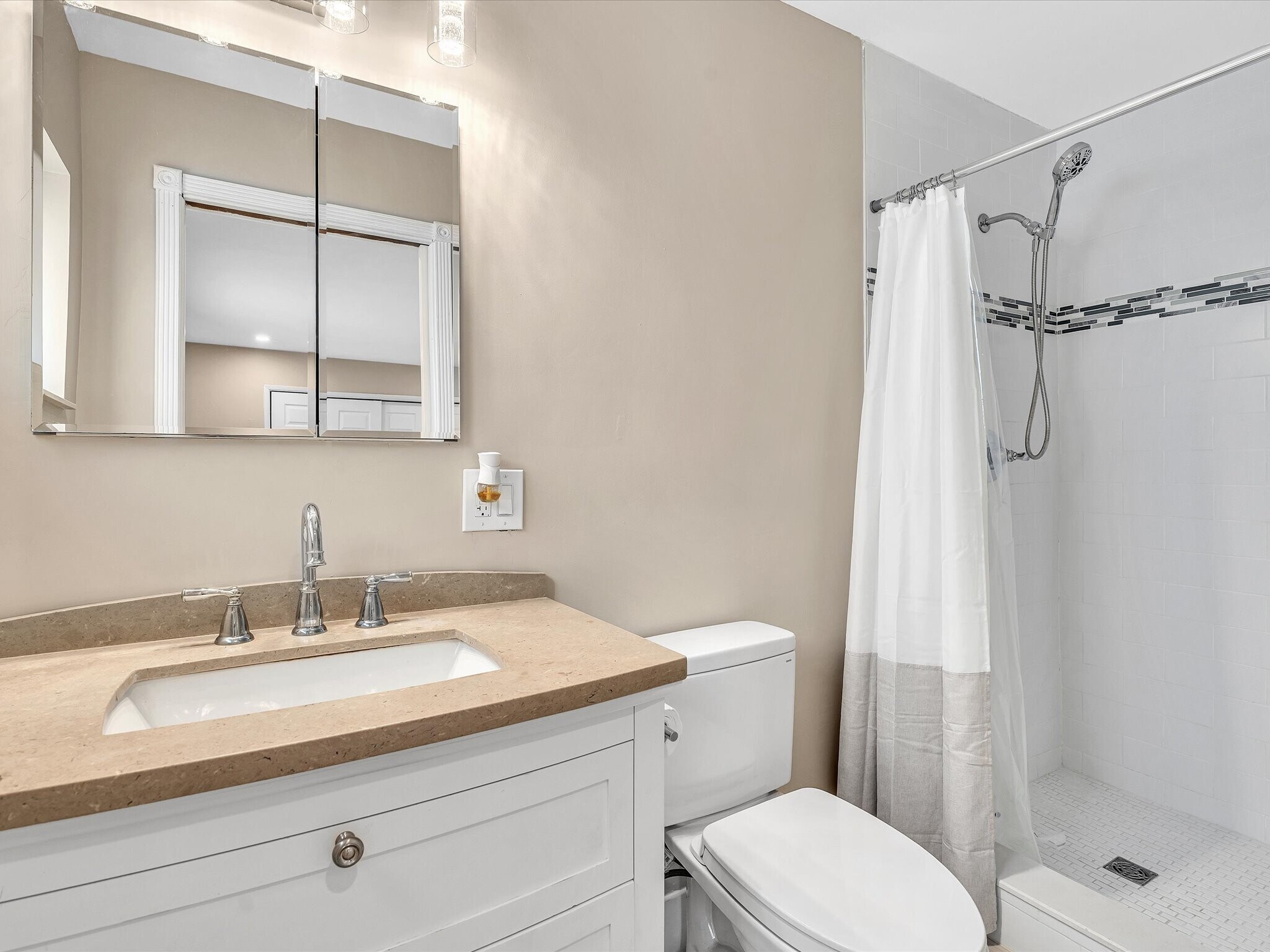 Master bath - 5408 NE 3rd Ter