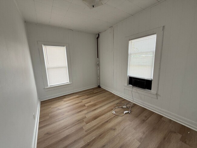 Building Photo - 1 bedroom, 1 bathroom Apartment! AUGUST 2026!