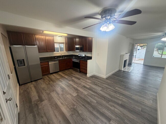 Building Photo - 3 Bedroom | 1 Bathroom | Home in Sacramento