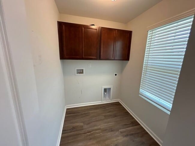 Building Photo - 424 Keeble Dr