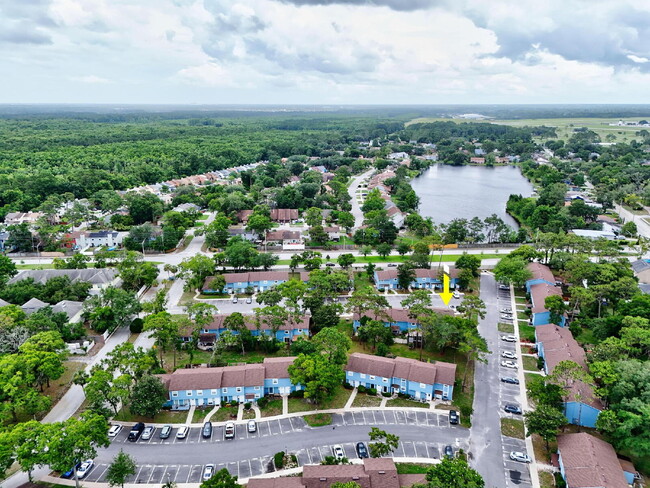 Building Photo - "Charming 2-Bed Townhouse with Modern Comf...
