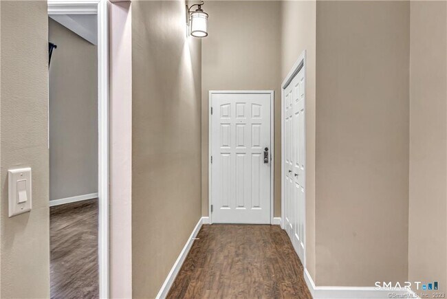 Building Photo - 25 Grand St