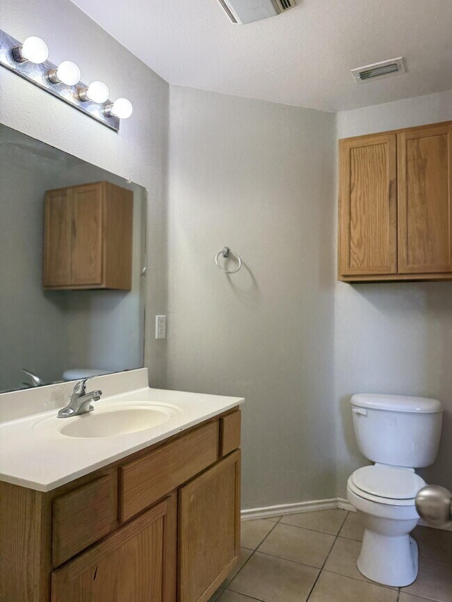 Building Photo - 304 N Brentwood Ave