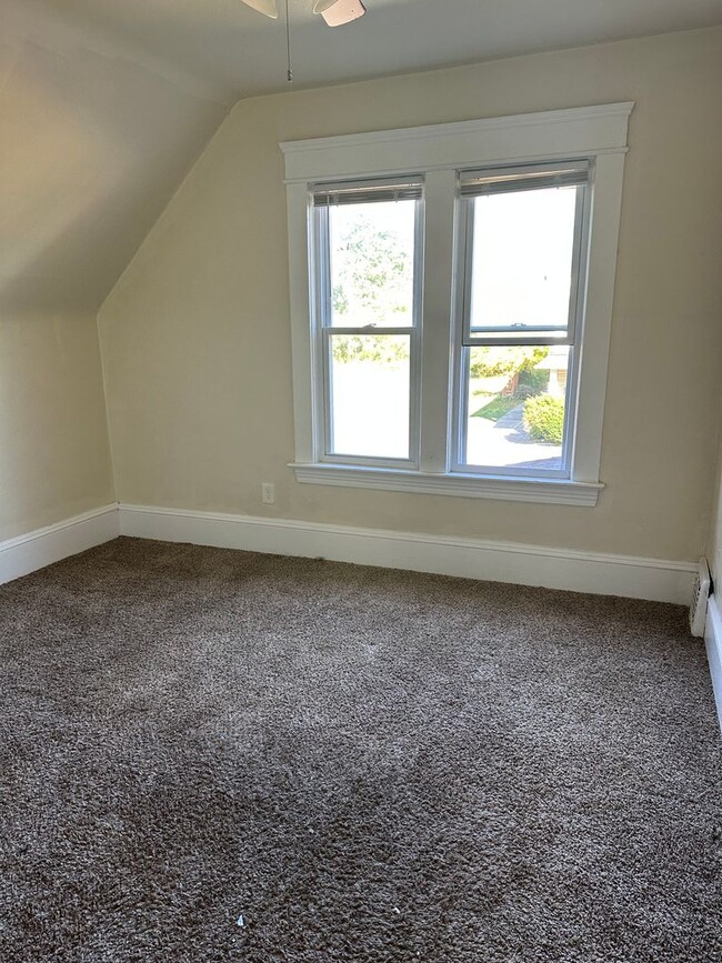 Building Photo - Three bedroom single family home on Clevel...