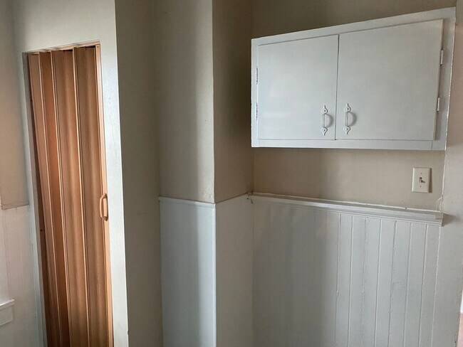 Building Photo - 238 S Maple St